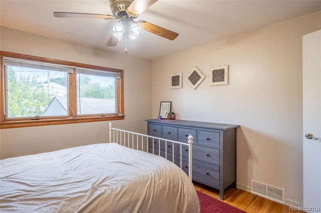 908 W Elmwood Avenue, Clawson, MI 48017