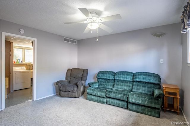 908 W Elmwood Avenue, Clawson, MI 48017