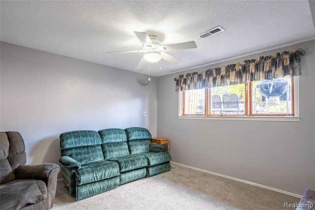 908 W Elmwood Avenue, Clawson, MI 48017