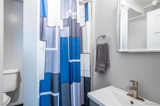 908 W Elmwood Avenue, Clawson, MI 48017