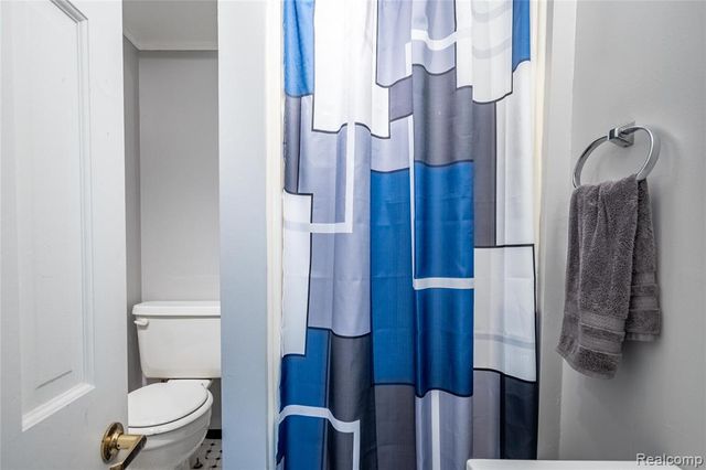 908 W Elmwood Avenue, Clawson, MI 48017