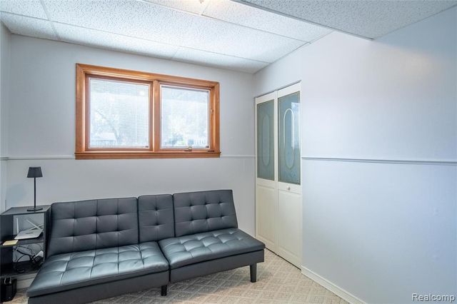 908 W Elmwood Avenue, Clawson, MI 48017