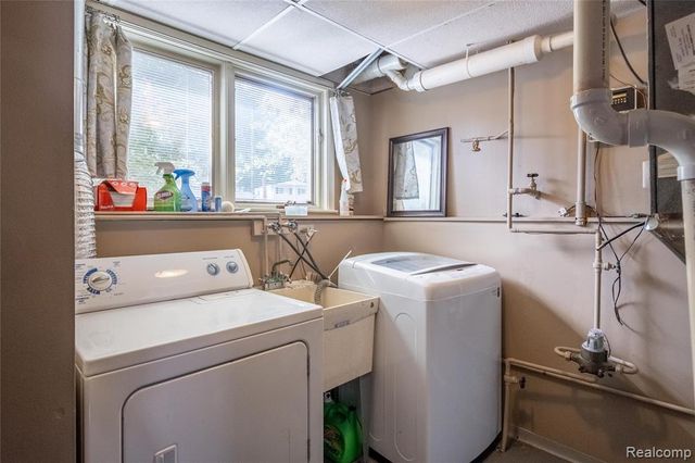 908 W Elmwood Avenue, Clawson, MI 48017