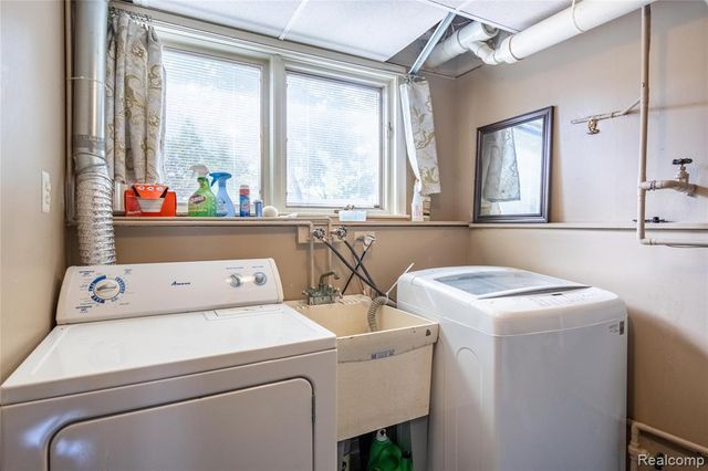 908 W Elmwood Avenue, Clawson, MI 48017