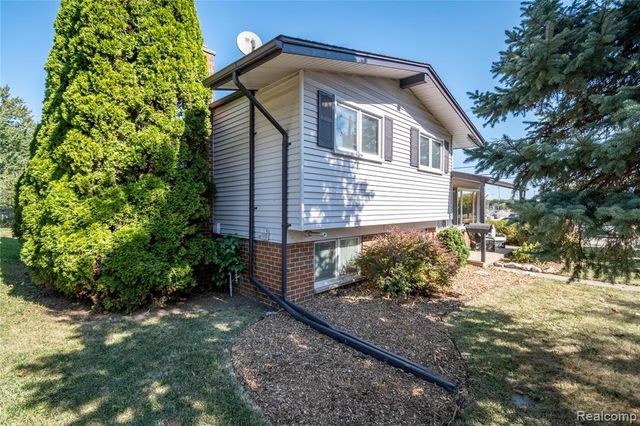 908 W Elmwood Avenue, Clawson, MI 48017