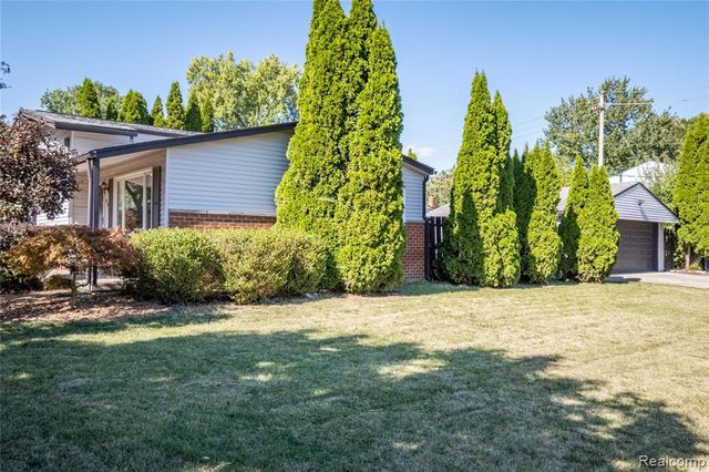 908 W Elmwood Avenue, Clawson, MI 48017