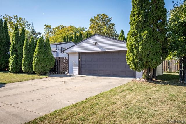 908 W Elmwood Avenue, Clawson, MI 48017