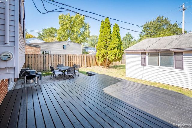 908 W Elmwood Avenue, Clawson, MI 48017