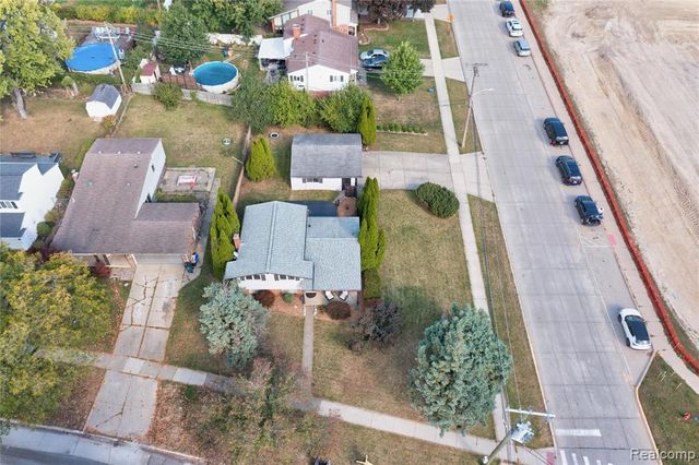 908 W Elmwood Avenue, Clawson, MI 48017