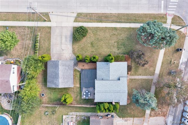 908 W Elmwood Avenue, Clawson, MI 48017