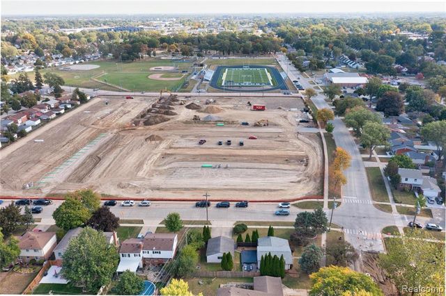 908 W Elmwood Avenue, Clawson, MI 48017