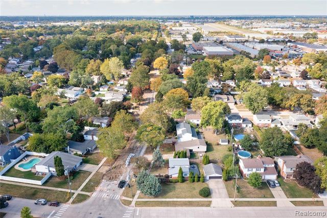 908 W Elmwood Avenue, Clawson, MI 48017