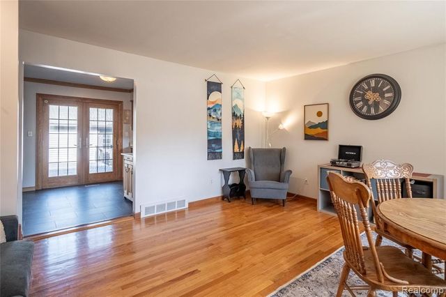 908 W Elmwood Avenue, Clawson, MI 48017