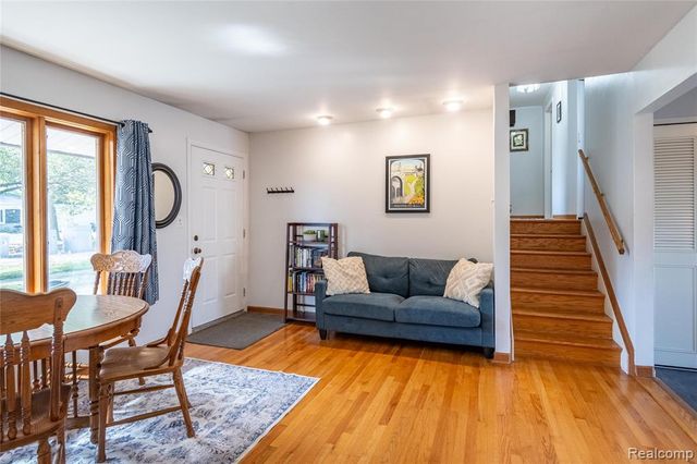 908 W Elmwood Avenue, Clawson, MI 48017