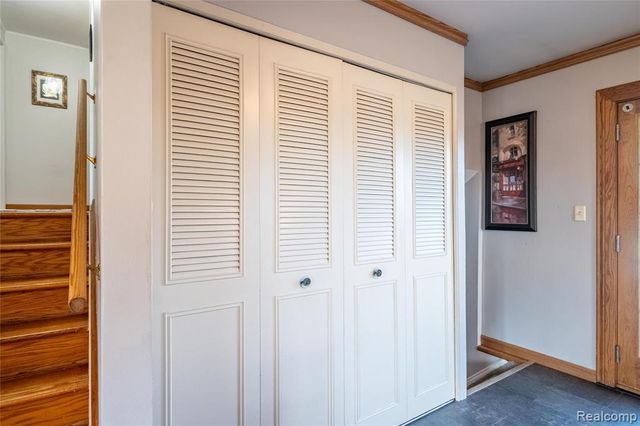 908 W Elmwood Avenue, Clawson, MI 48017