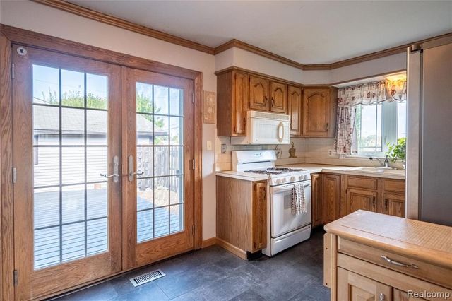 908 W Elmwood Avenue, Clawson, MI 48017