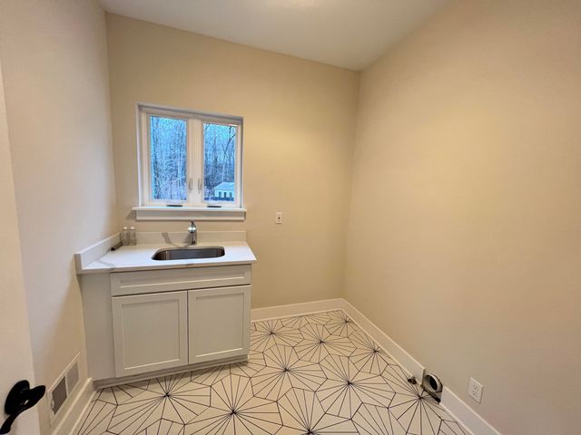 9412 Grand Summit Drive, Fenton, MI 48430