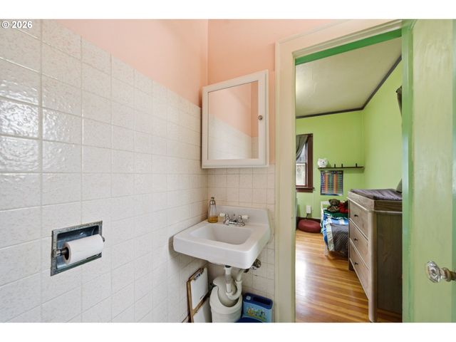 7135 Se GLADSTONE St, Portland, OR 97206