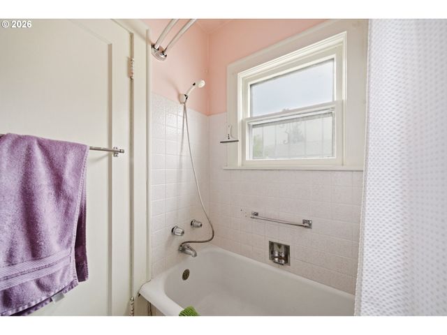 7135 Se GLADSTONE St, Portland, OR 97206