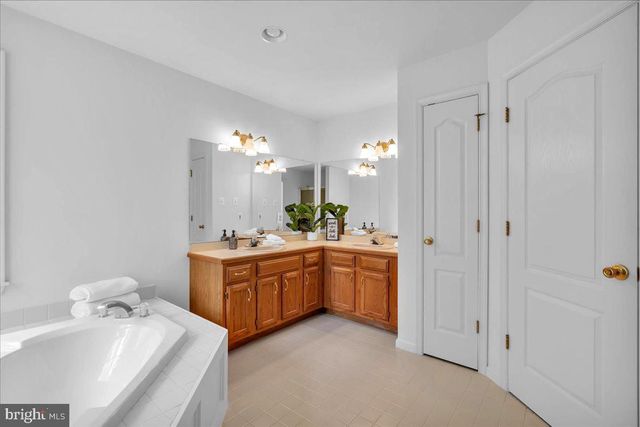 32 CONSTITUTION DR, Southampton, NJ 08088