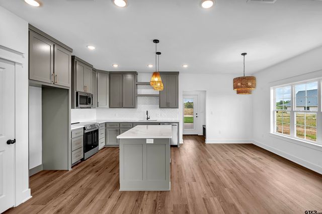 470 E Cupit Way, Gladewater, TX 75647