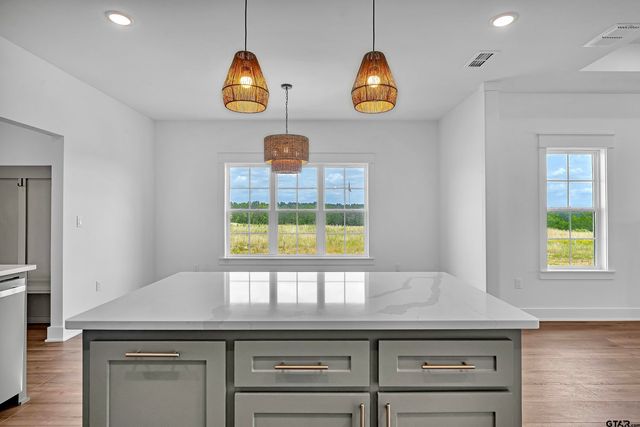 470 E Cupit Way, Gladewater, TX 75647