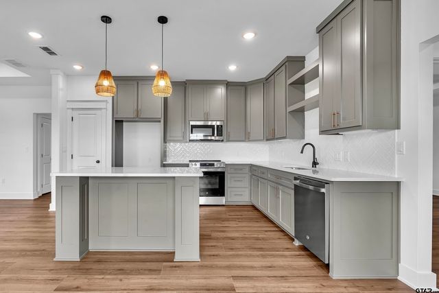 470 E Cupit Way, Gladewater, TX 75647
