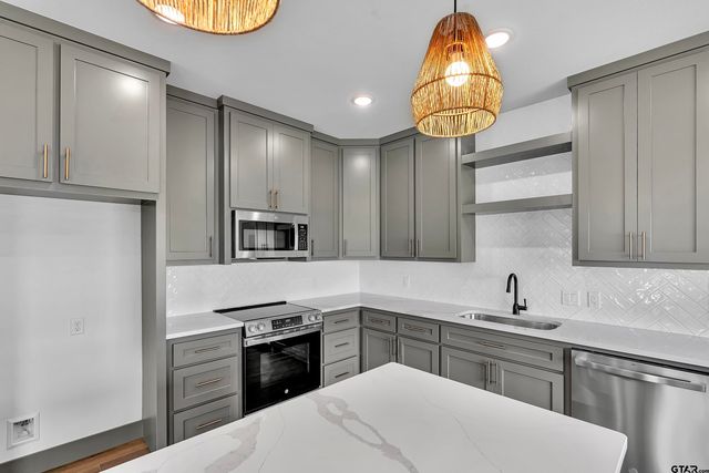 470 E Cupit Way, Gladewater, TX 75647