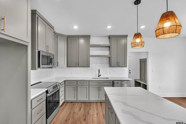 470 E Cupit Way, Gladewater, TX 75647