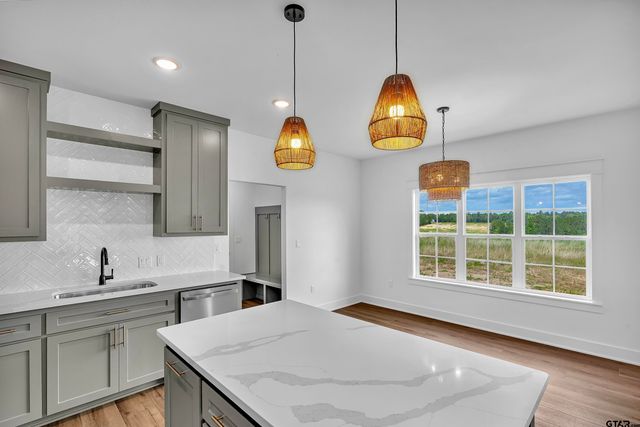 470 E Cupit Way, Gladewater, TX 75647