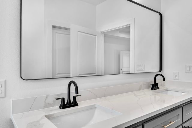 470 E Cupit Way, Gladewater, TX 75647