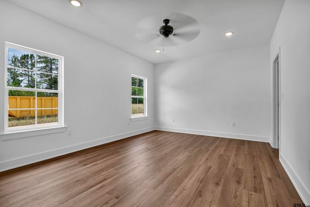 470 E Cupit Way, Gladewater, TX 75647