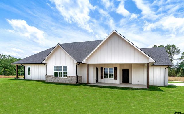 470 E Cupit Way, Gladewater, TX 75647