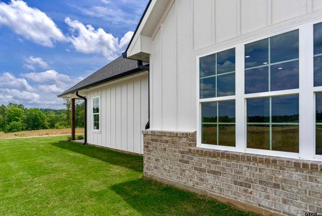 470 E Cupit Way, Gladewater, TX 75647