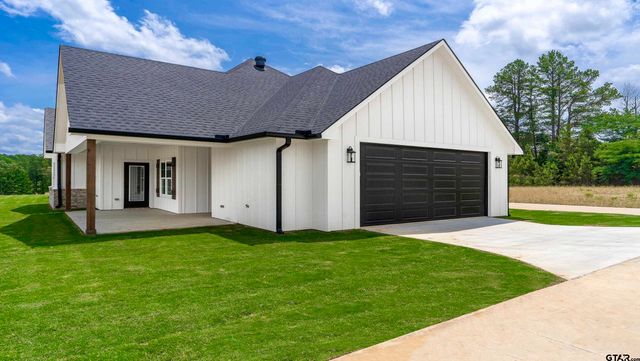 470 E Cupit Way, Gladewater, TX 75647