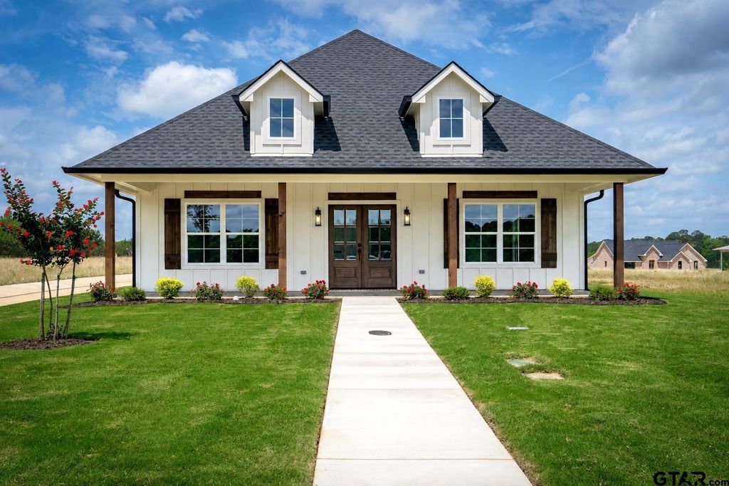 470 E Cupit Way, Gladewater, TX 75647