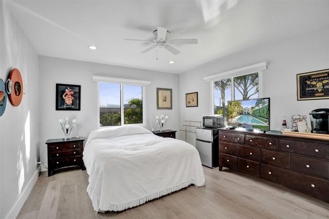 1050 NE 33rd Street, Oakland Park, FL 33334