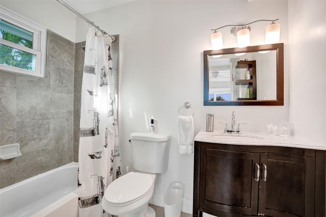 1050 NE 33rd Street, Oakland Park, FL 33334