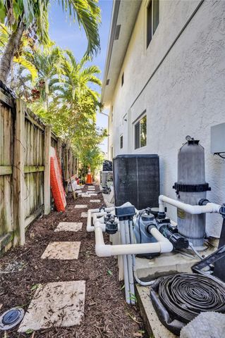 1050 NE 33rd Street, Oakland Park, FL 33334