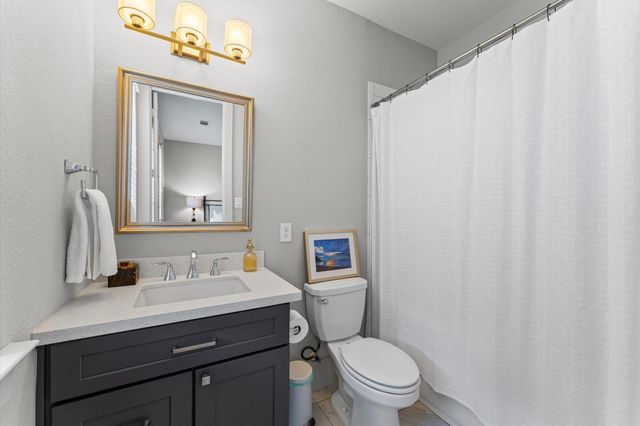 910 W 18th Street B, Houston, TX 77008