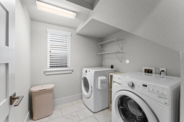 910 W 18th Street B, Houston, TX 77008