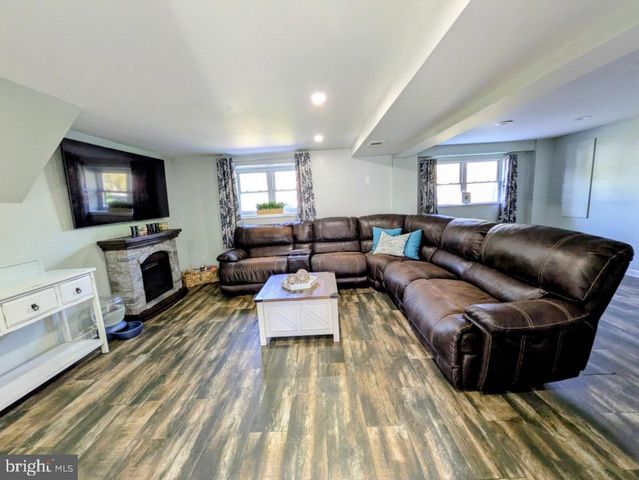 712 IVYLAND RD, Warminster, PA 18974