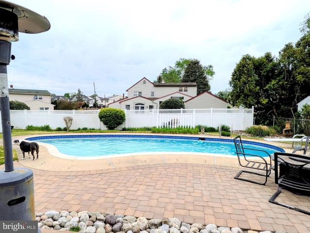 712 IVYLAND RD, Warminster, PA 18974
