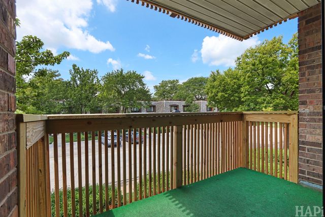 925 SPRINGHILL Drive 202, Northbrook, IL 60062