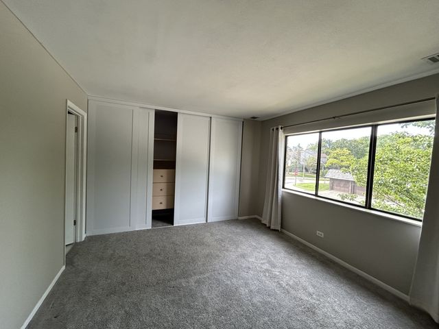 925 SPRINGHILL Drive 202, Northbrook, IL 60062