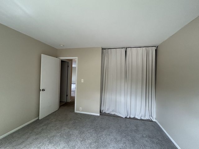 925 SPRINGHILL Drive 202, Northbrook, IL 60062