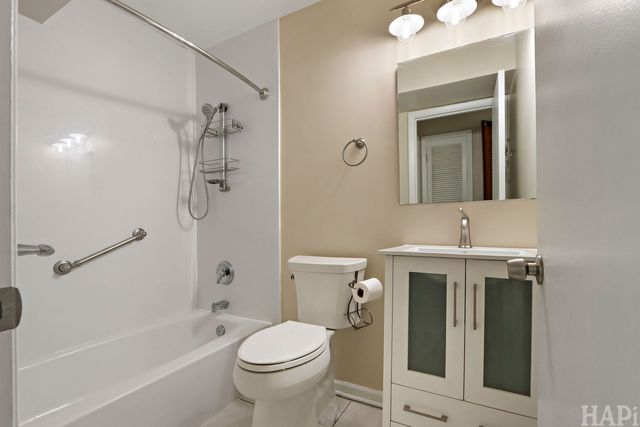 925 SPRINGHILL Drive 202, Northbrook, IL 60062