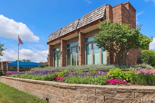 925 SPRINGHILL Drive 202, Northbrook, IL 60062