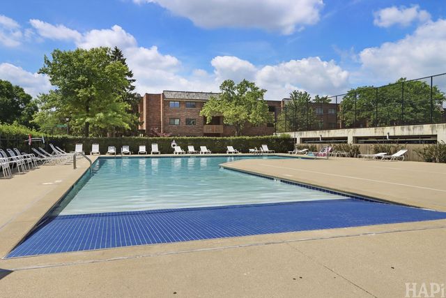 925 SPRINGHILL Drive 202, Northbrook, IL 60062
