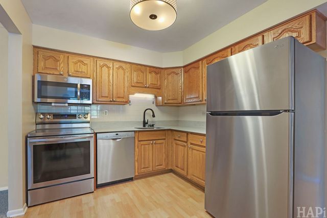 925 SPRINGHILL Drive 202, Northbrook, IL 60062